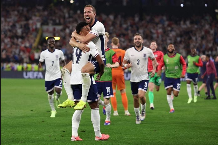 Pemain-Timnas-Inggris-rayakan-kemenangan